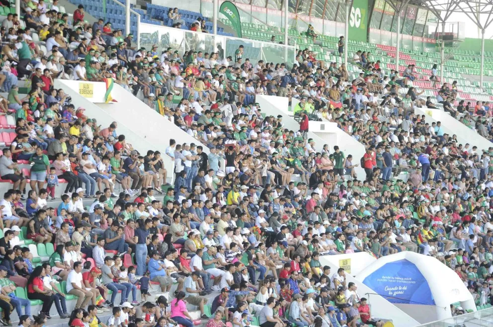 Hinchas de la Verde que asistieron a la tribuna de preferencia del estadio Tahuichi para despedir a la selección. Foto: APG