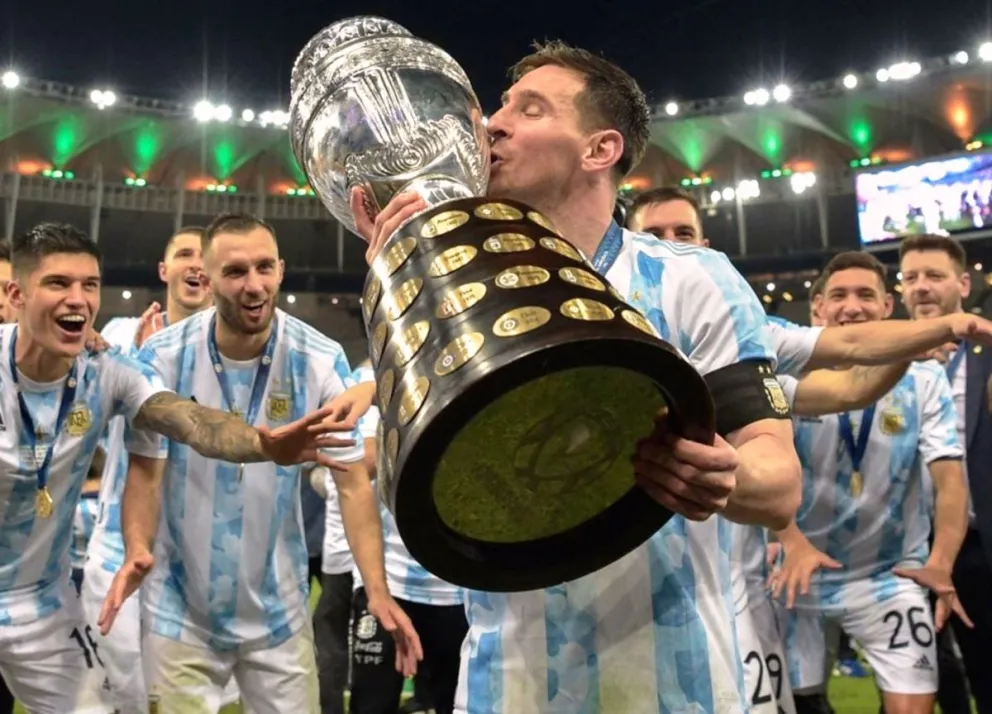 El astro argentino besa el trofeo conseguido en territorio brasileño. Foto: AS