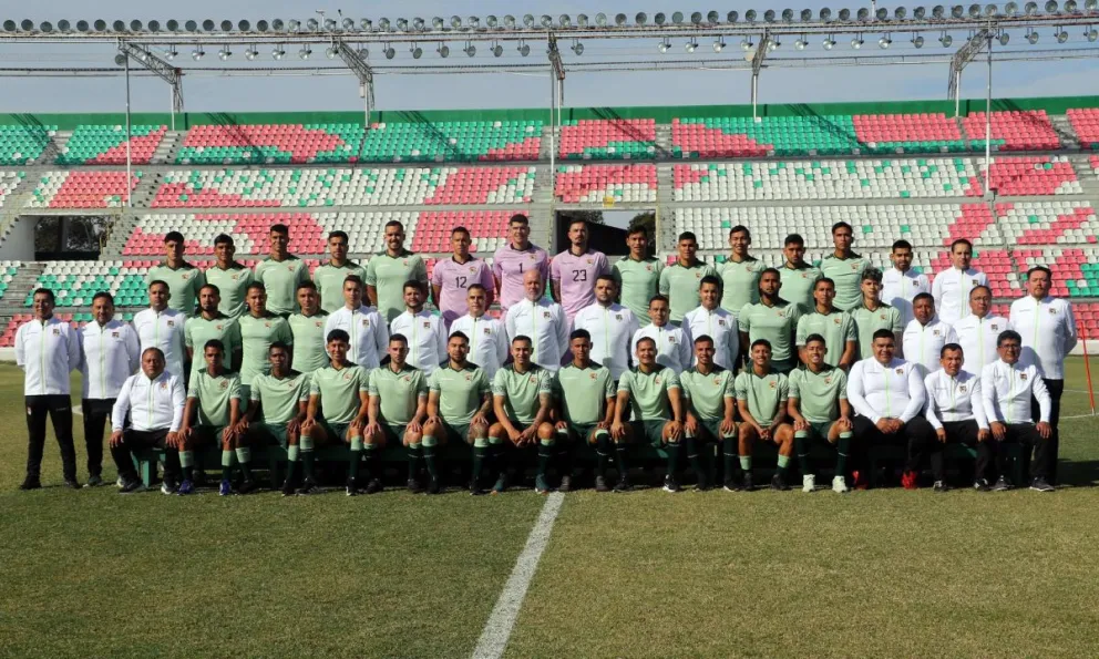 La selección nacional en la foto oficial antes del entrenamiento en el Tahuichi Aguilera. Foto: EFE