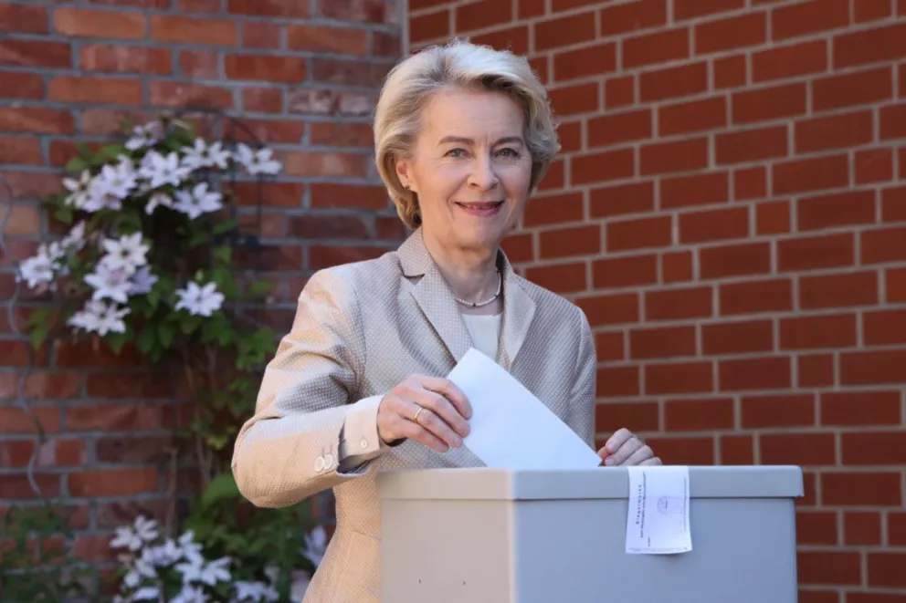 Ursula von der Leyen, presidenta de la Comisión Europea, al momento de emitir su voto. Foto: EFE