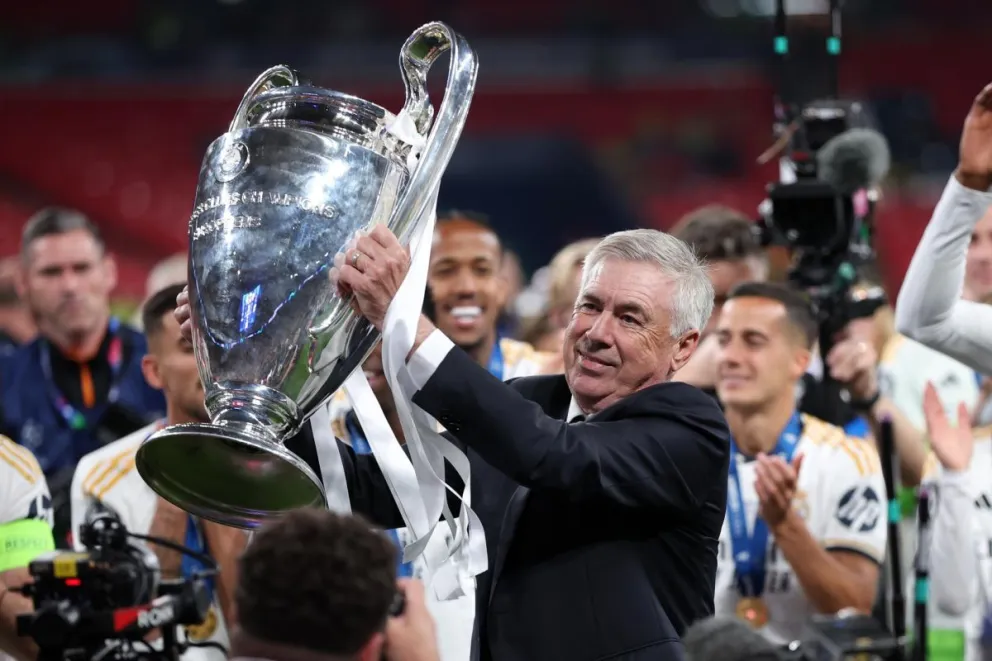 El Dt Carlo Ancelotti con la "orejona", el trofeo de la Liga de Campeones. Foto EFE