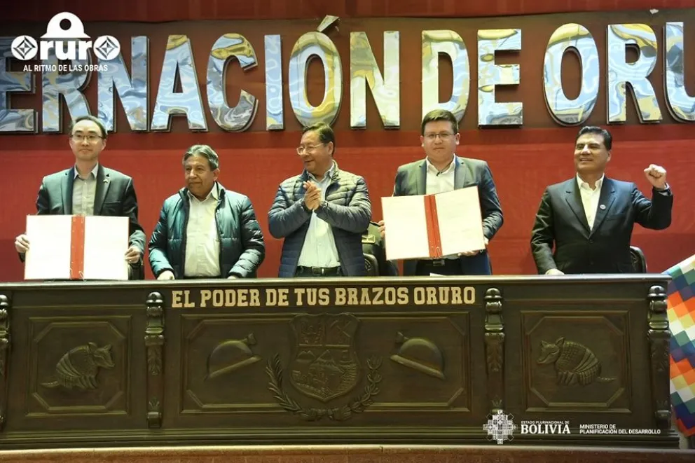El presidente Luis Arce (centro), aplaude en el acto de firma de convenio marco entre China y Bolivia, para la construcción de la planta de tratamiento de zinc en Oruro. Foto: Ministerio de la Presidencia.