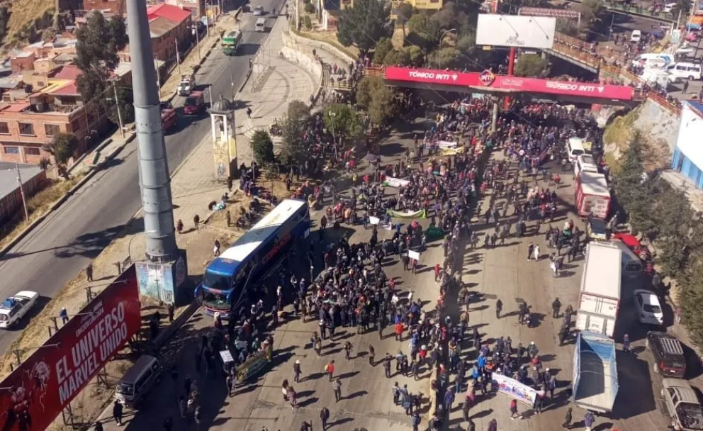 Los transportistas se concentraron en el peaje de la autopista La Paz-El Alto. Foto: ABI