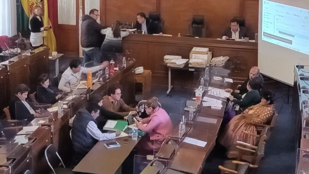 Legisladores de la Comisión Mixta de Constitución en la revisión de documentos de postulantes a las elecciones judiciales. Foto: Carlos Quisbert