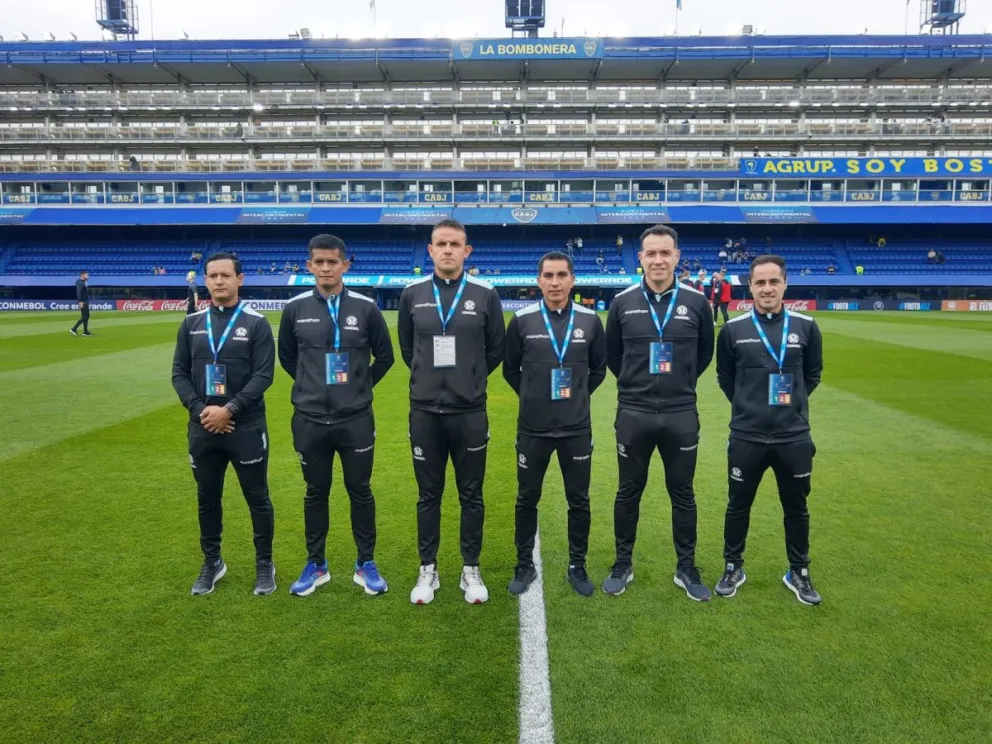 Gery Vargas junto a Ivo Méndez con los asistentes Edwar Saavedra y José Antelo, en un partido de la Sudamericana.