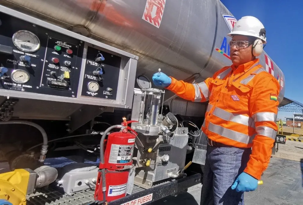 Personal de YPF en un cisterna con combustible de aviación. Foto: YPFB Aviación