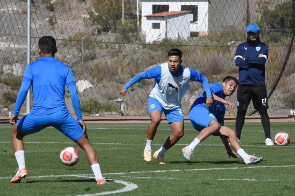 Robatto (al fondo) observa la práctica de este lunes en Ananta. Foto: Club Bolívar.