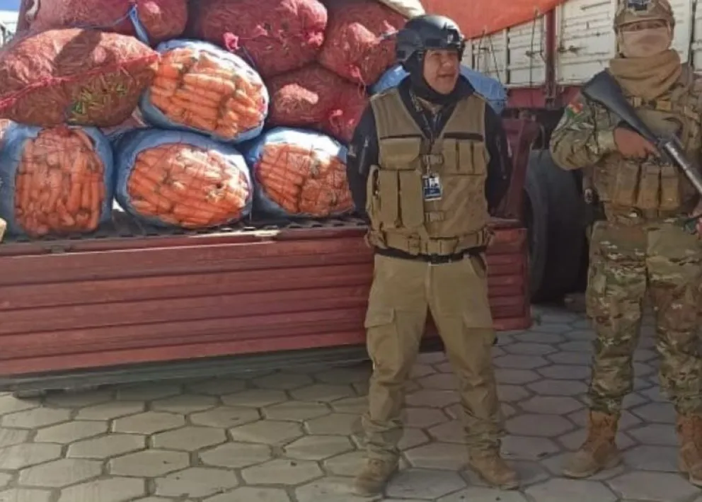 Una de las camionetas con hortalizas que fue secuestrada. Foto. RTP