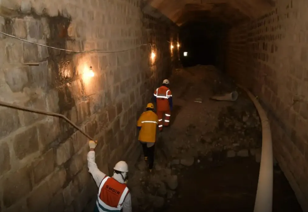 Personal de la Alcaldía de La Paz recorre la bóveda del río Choqueyapu. Foto: AMUN