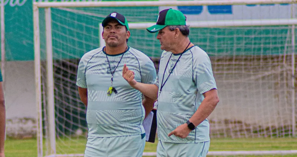 Antelo (der.) habla con Méndez, su ayudante de campo. Foto: Oriente Petrolero.