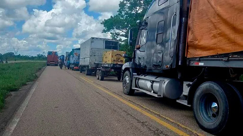 Vehículos parados a causa del bloqueo en Yapacaní. Foto:  Radio Televisión Yapacaní