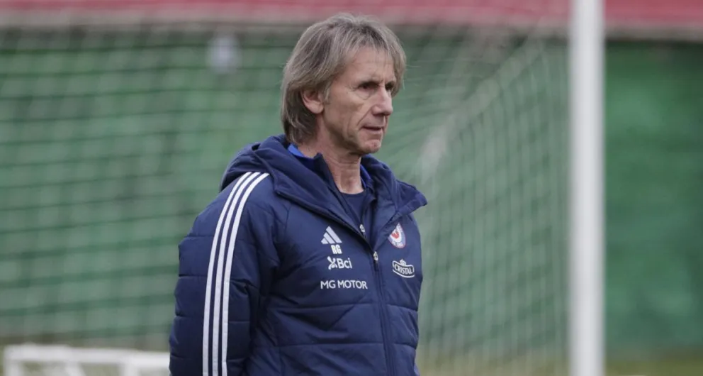 Gareca dirige una práctica de la selección chilena. Foto: EFE.