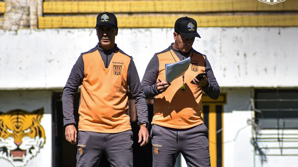 Ismael Rescalvo (der.), el entrenador de The Strongest, junto a su hermano Juan, uno de los asistentes técnicos. Foto: club The Strongest