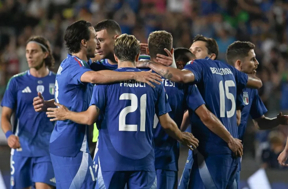 Jugadores de Italia celebran un tanto en uno de sus partidos de la eliminatoria al torneo europeo. Foto: EFE