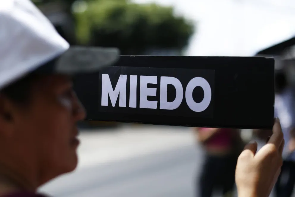 Familiares de personas detenidas de forma supuestamente arbitraria durante un régimen de excepción marchan para pedir su liberación a dos años de la implementación de la medida, este martes, en San Salvador (El Salvador). Foto: EFE