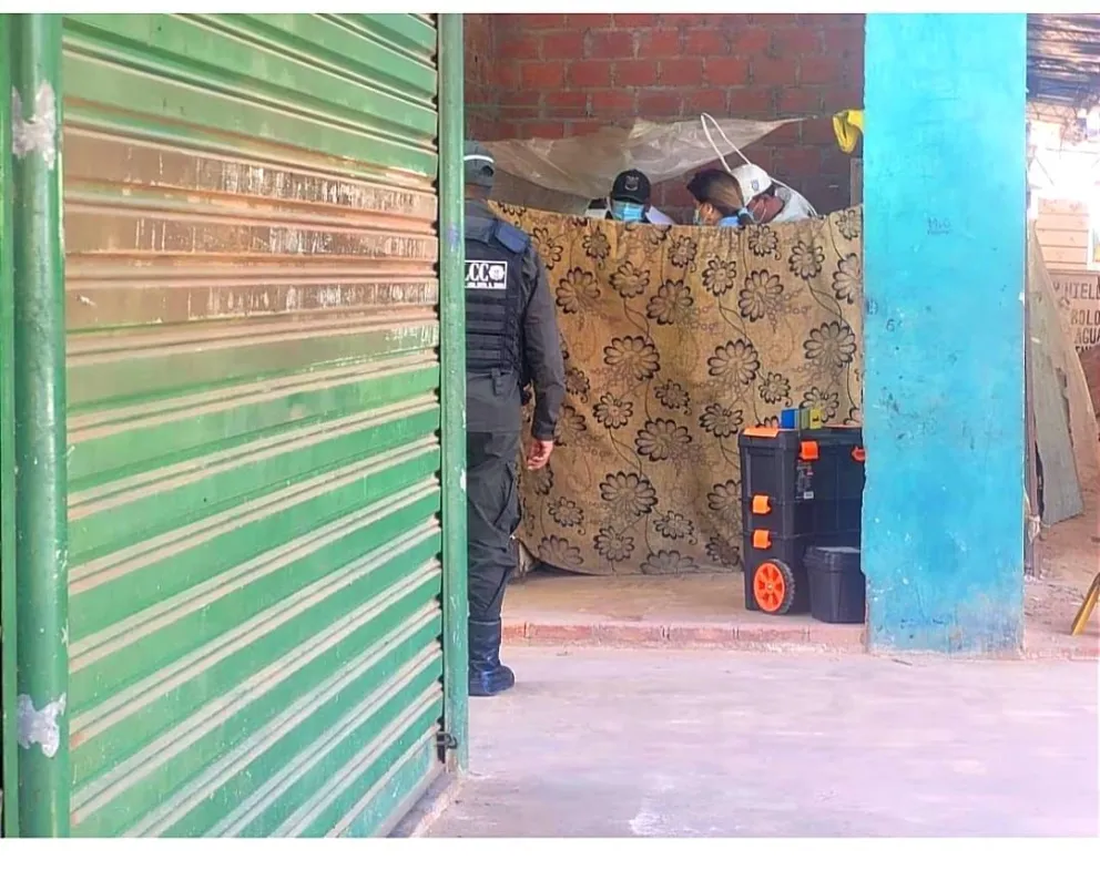 Efectivos policiales en el mercado Bicentenario.  FOTO: RRSS