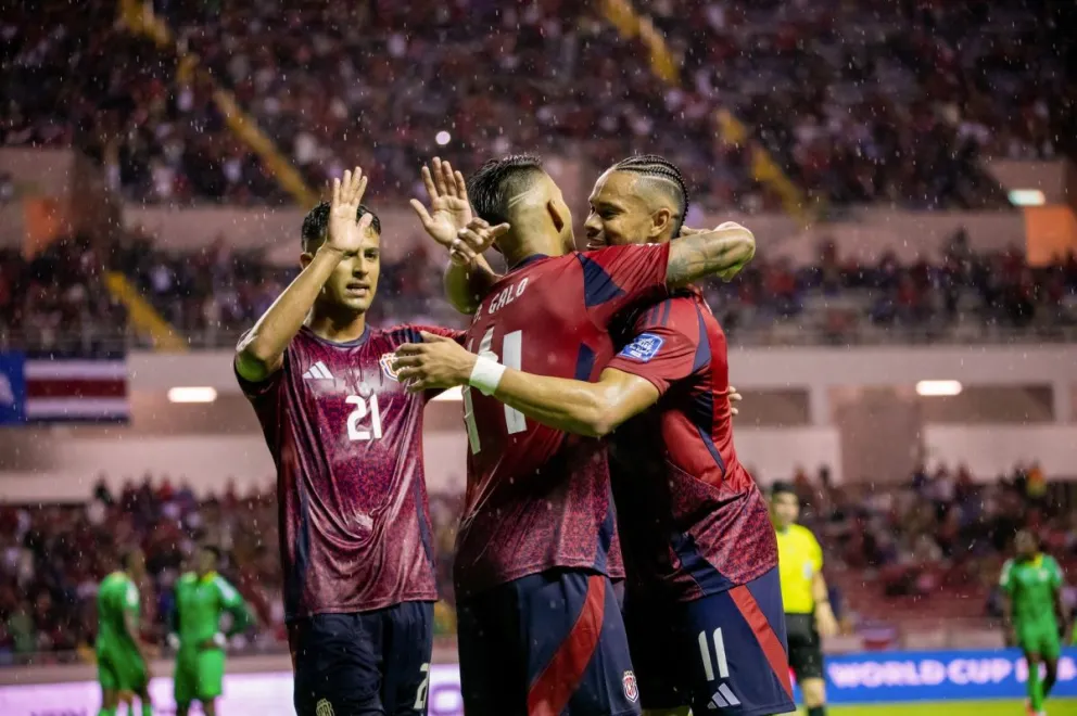 Jugadores costarricenses celebran un tanto en su anterior amistoso. Foto: Federación Costarricense de Fútbol.