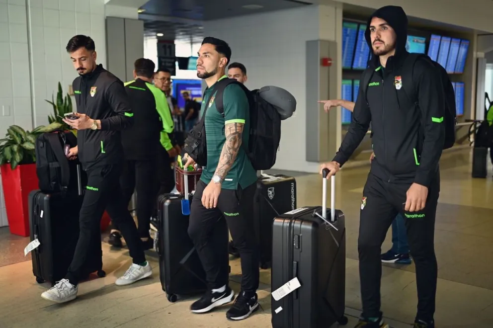 Guillermo Viscarra (izq.), Carmelo Algarañaz y Luis Haquin en el aeropuerto de Filadelfia. Foto: FBF
