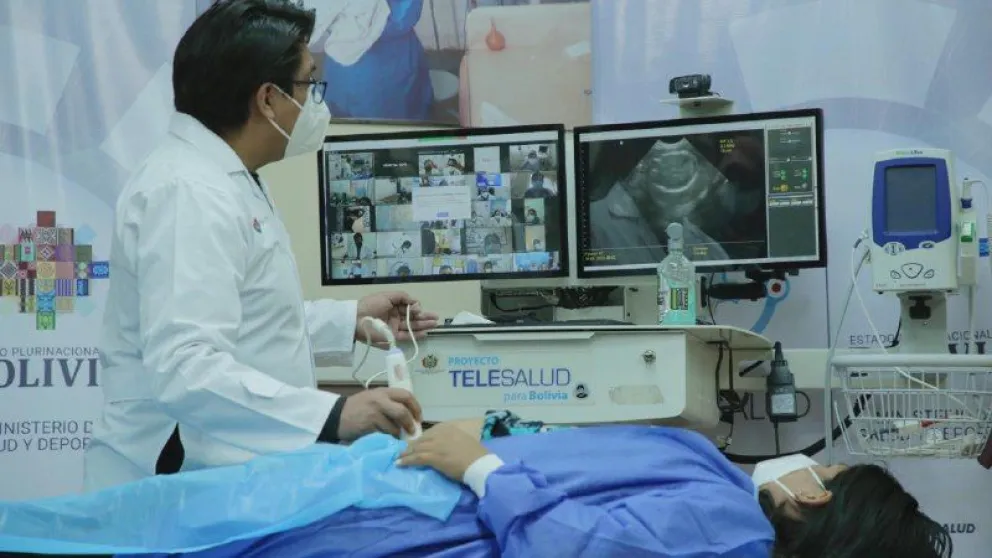 Un doctor revisa a una paciente (imagen referencial). Foto: ABI 