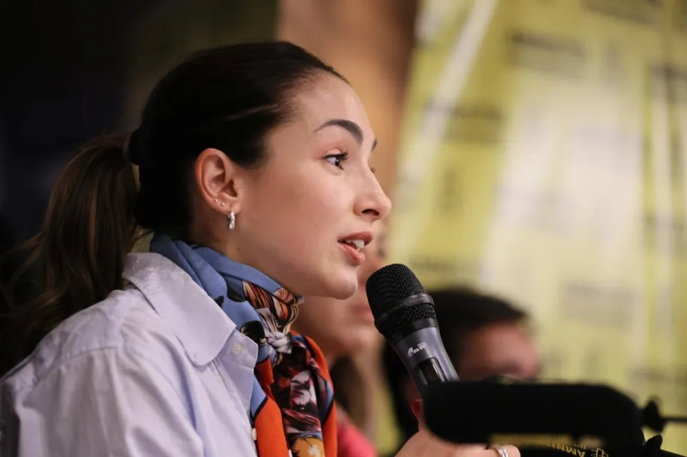 La actriz argentina Thelma Fardín participa de una rueda de prensa este lunes en Buenos Aires. Foto: EFE