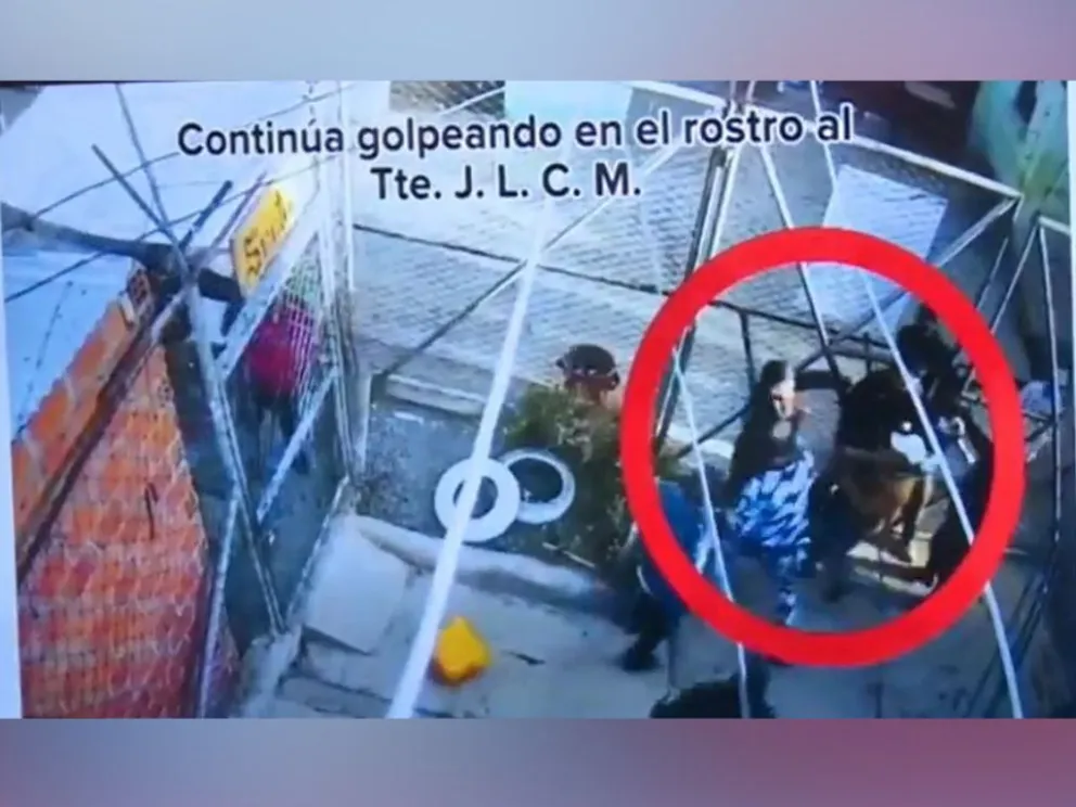 Imagen de la cámara de seguridad que muestra a Nallar golpeando a un guardia. Foto: Captura de video
