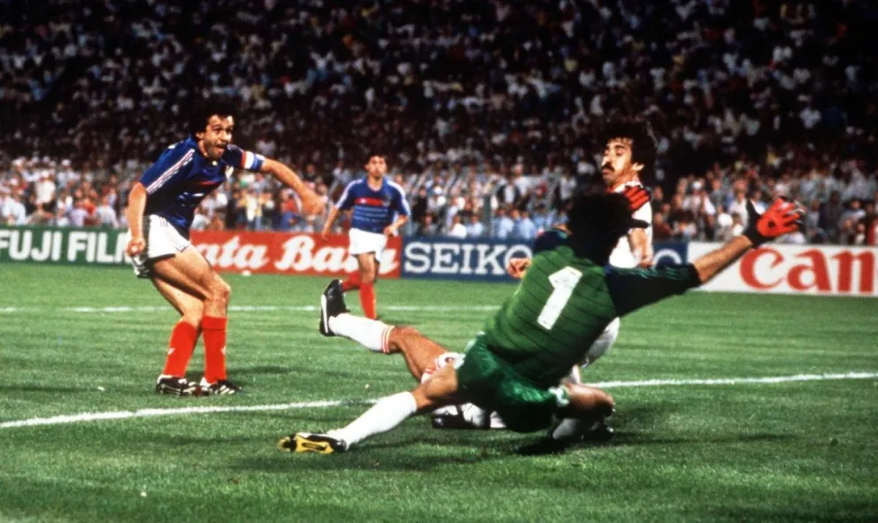 Platini conquista un gol en el certamen que se desarrolló en 1984. Foto: foottheball