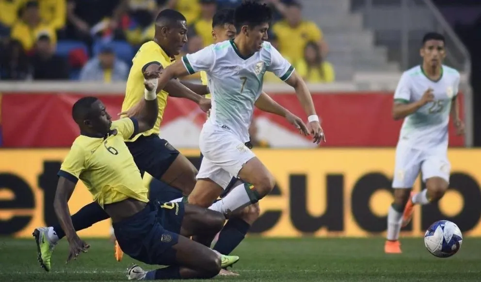 Miguel Terceros avanza ante la marca de un rival ecuatoriano en el amistoso de 2023. Foto: FBF