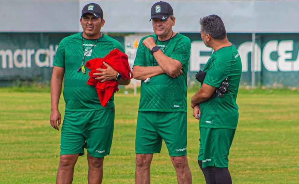 "Tucho" Antelo conversa con miembros de su cuerpo técnico. Foto Oriente Petrolero