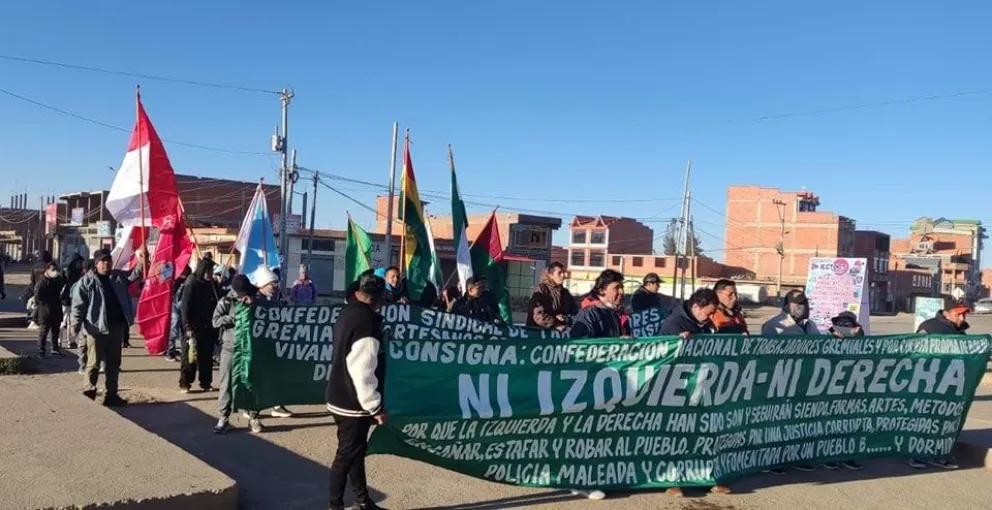 Gremiales marchan en plena carretera rumbo a la ciudad de La Paz. Foto: Visión 360