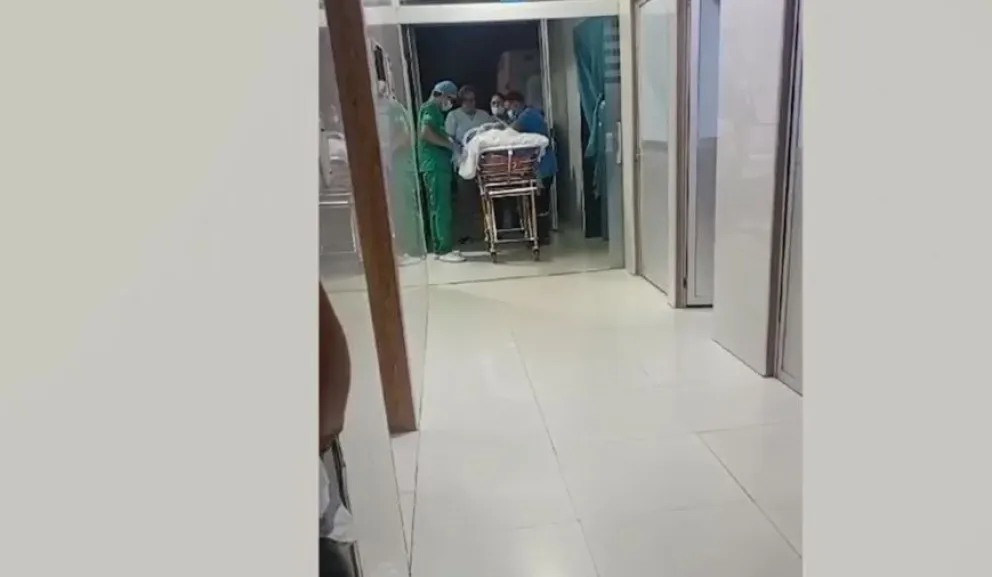 Momento del traslado del paciente. Foto: Captura de video