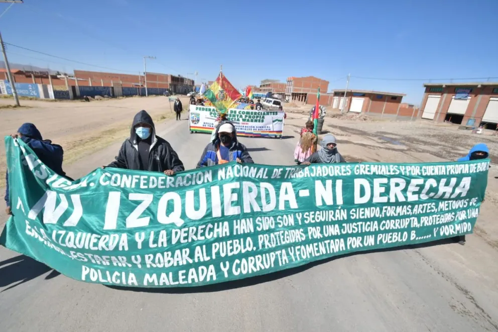 Una imagen de la caravana de gremiales en la ruta. Foto: APG