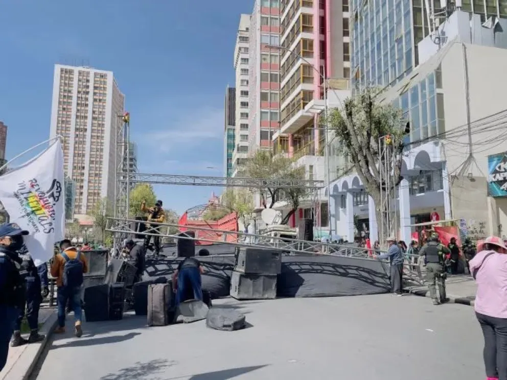 La tarima instalada en el paseo de El Prado. Foto: AMUN