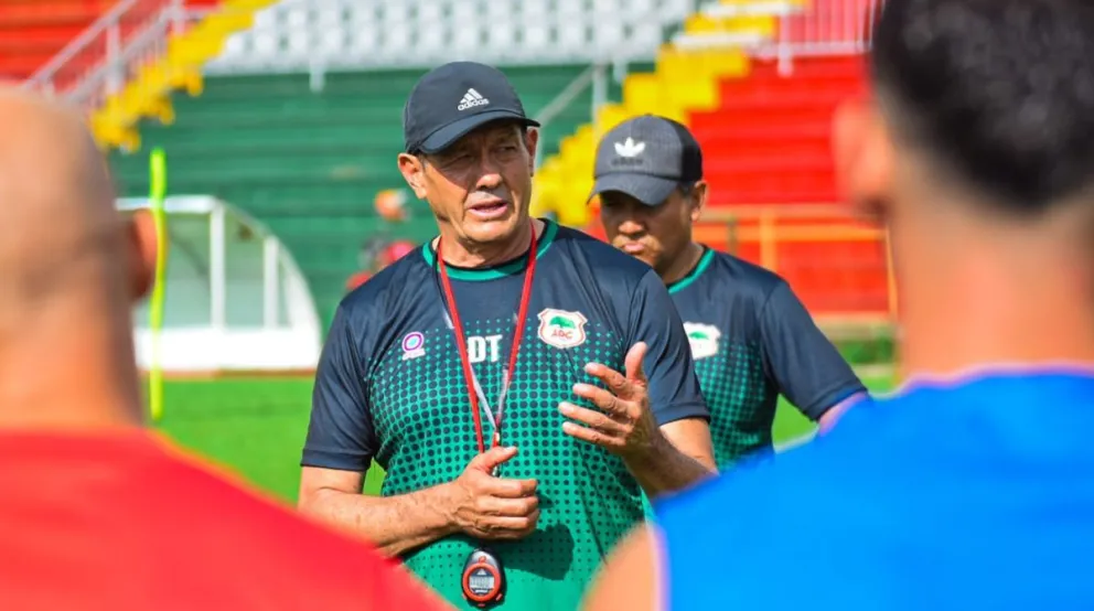 Soria conversa con sus jugadores en la previa del inicio del trabajo de Guacanasteca. Foto: Facebook Guacanasteca. 
