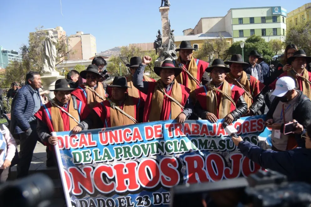 Los Ponchos Rojos, este martes, en la plaza Murillo de La Paz. Foto: ABI