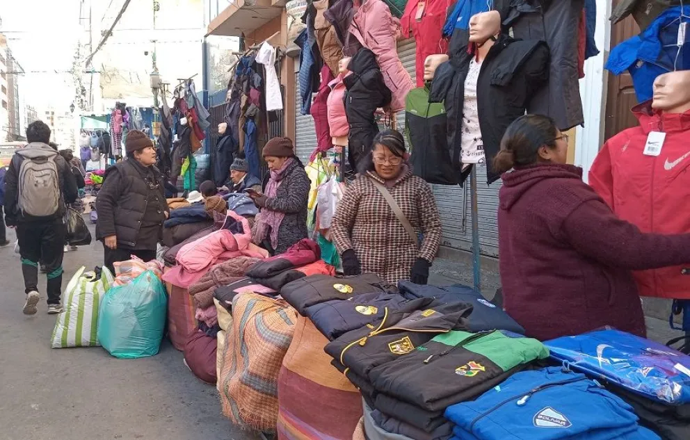 Las "mañaneras", en la avenida Illampu, ofertan ropa para el invierno. Foto: Carlos Quisbert