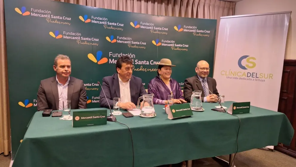 El doctor Jorge Terrazas (izquierda); Hernán Gonzales, gerente de Responsabilidad Social del Banco Mercantil Santa Cruz; la senadora Virginia Velasco y el subdirector de la Clínica del Sur, Alfredo Pozo, presentan la campaña. Foto: Marco Belmonte