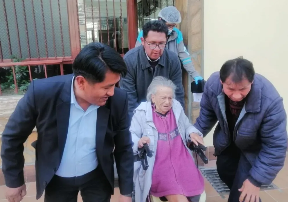 Carvajal es trasladada a un centro médico, este martes. Foto: APG 