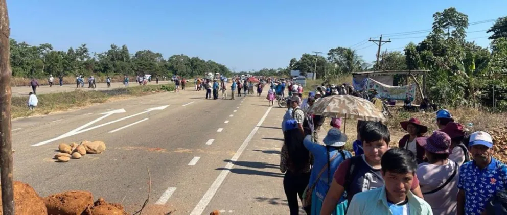 Una vista de la vía bloqueada por los pobladores de Yapacaní. Foto: Unitel