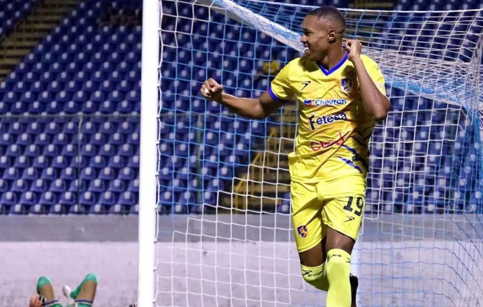 El brasileño celebra uno de sus goles, es un delantero de 23 años. Foto CD San Antonio