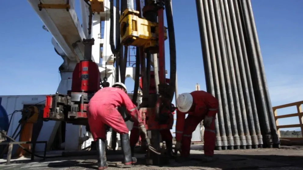 Obreros trabajan en el pozo YararaX1. Foto: Ministerio de Hidrocarburos