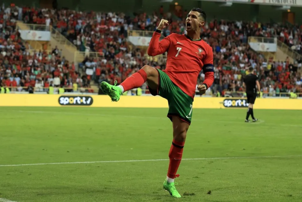 Cristiano Ronaldo festeja uno de los dos goles que le convirtió a Irlanda. Foto: EFE