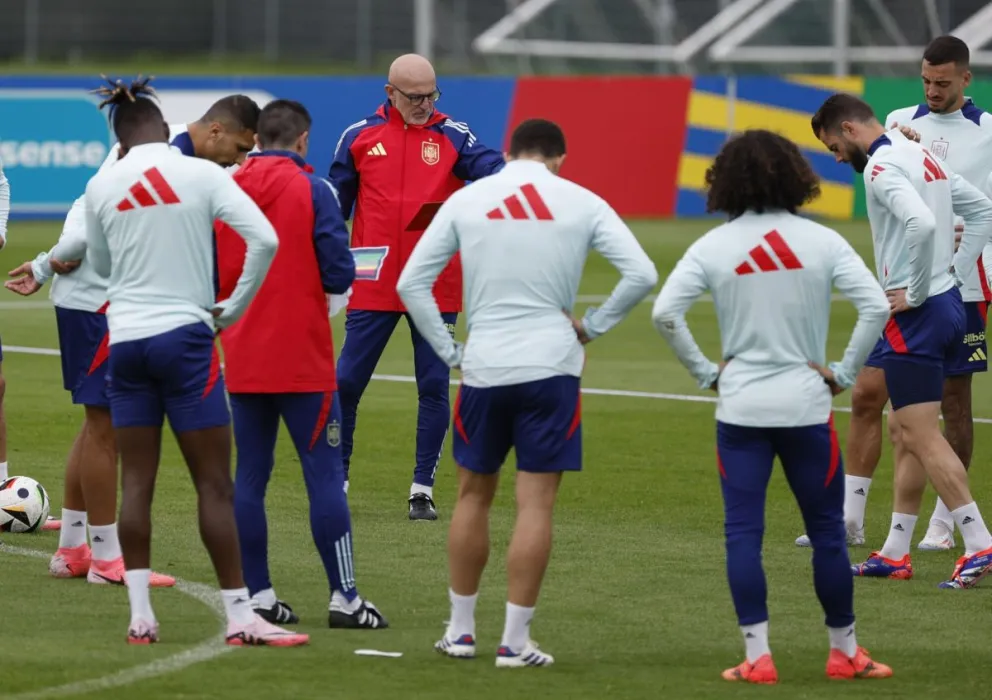 El entrenador español, Luis de la Fuente, conversa con sus jugadores antes de iniciar el entrenamiento de este martes. Foto: EFE