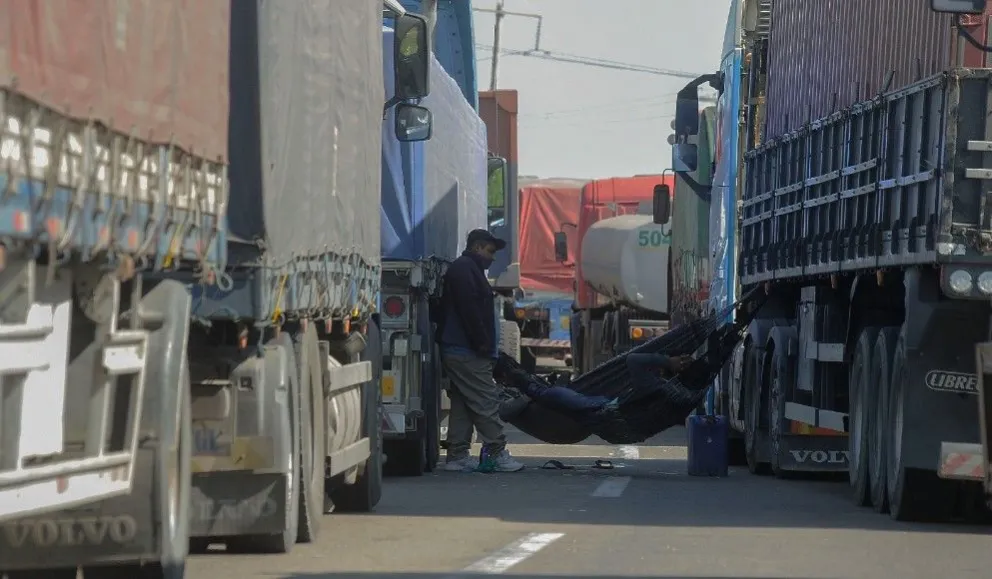 Transportistas improvisan carpas y hamacas para pasar las horas en el bloqueo en Yapacaní. Foto: APG