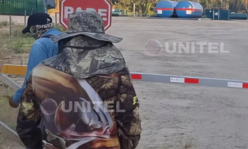 Pobladores ingresan al campo petrolero, según imágenes de la red Unitel. Foto: Unitel