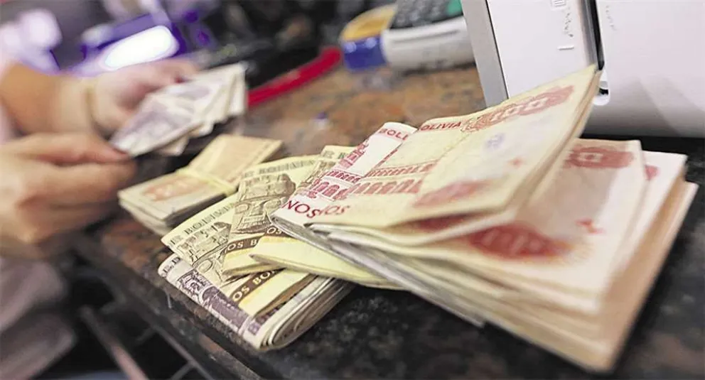 Una persona cuenta billetes, en una imagen de archivo. Foto: ABI 