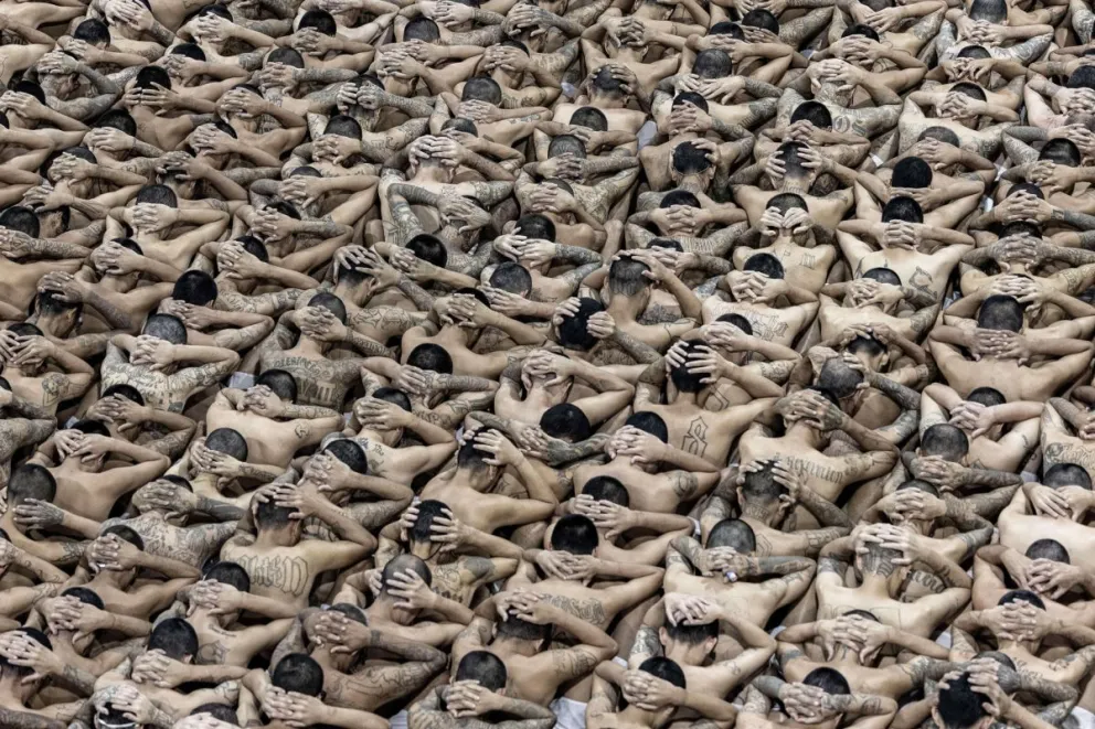 El taslado de pandilleros al Centro de Confinamiento para el Terrorismo (Cecot). Foto: EFE