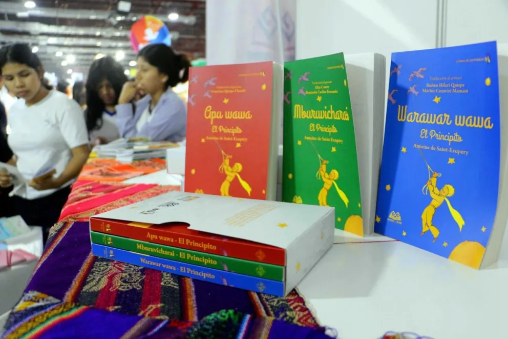 Ejemplar del libro El Principito (centro) en versión de idiomas originarios de Bolivia, en la feria del libro de Santa Cruz. Foto: EFE