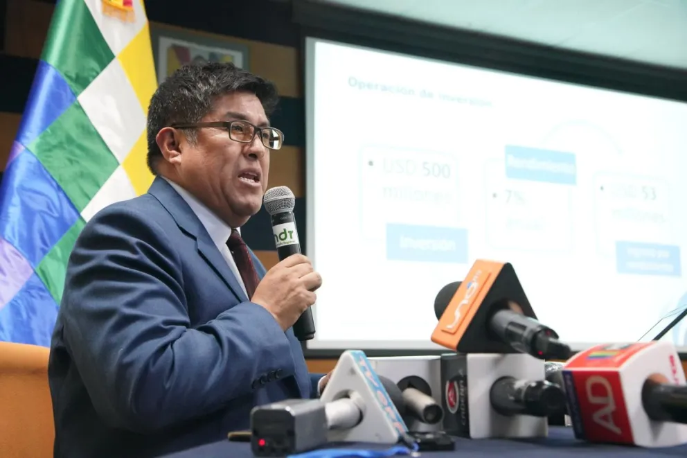 Jaime Durán, gerente de la Gestora Pública, ofrece una conferencia de prensa. Foto. ABI