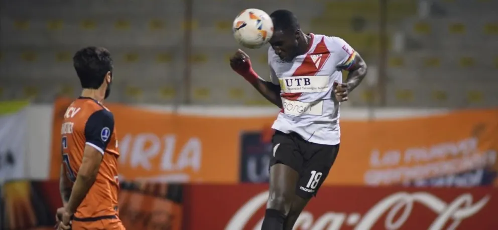 Incidencia del partido entre Always (de blanco) y César Vallejo por la Copa. Foto: Club Always Ready.