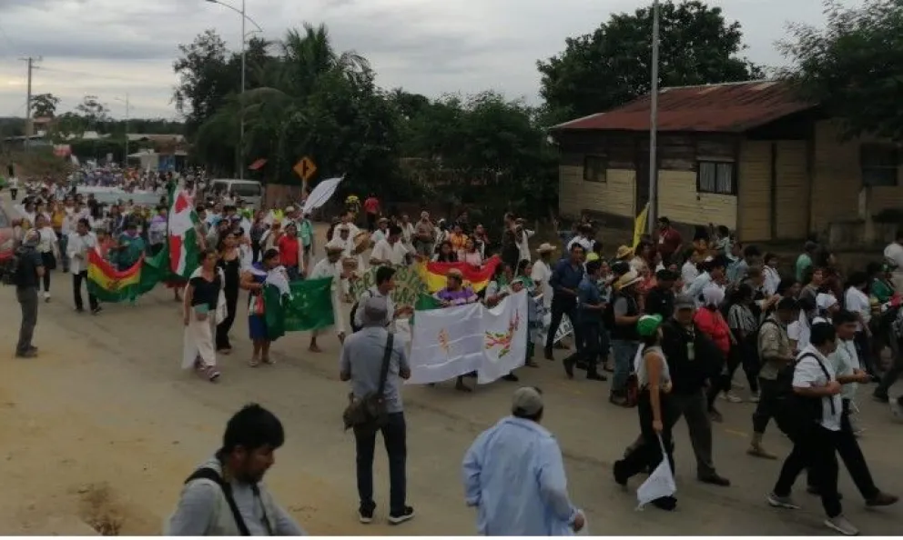 La marcha recorrió el puente que une las poblaciones de San Buenaventura (La Paz) y Rurrenabaque (Beni), este miércoles. Foto: Leny Chuquimia / Visión 360